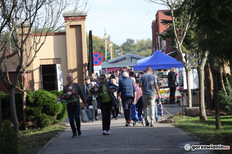 18/24 Tłum mieszkańców ruszył na cmentarz w Gorzowie