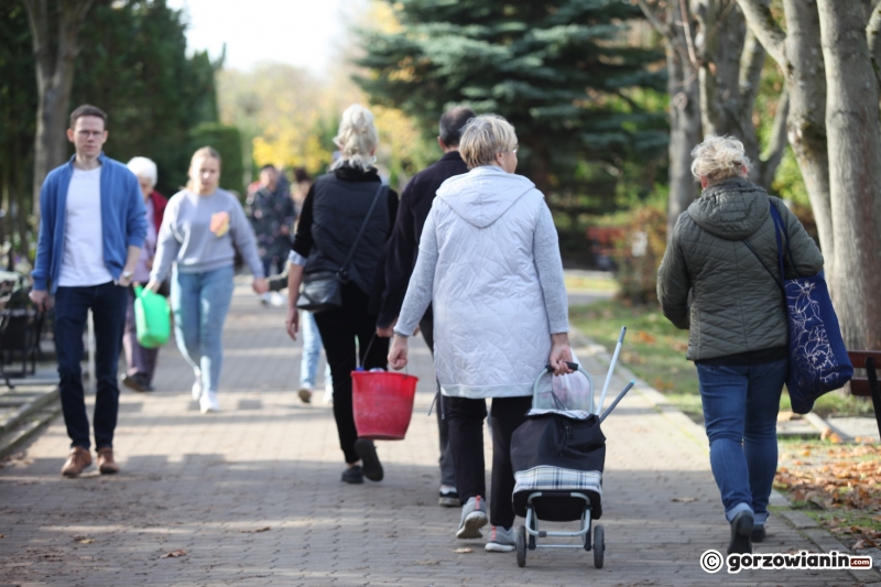 19/24 Tłum mieszkańców ruszył na cmentarz w Gorzowie