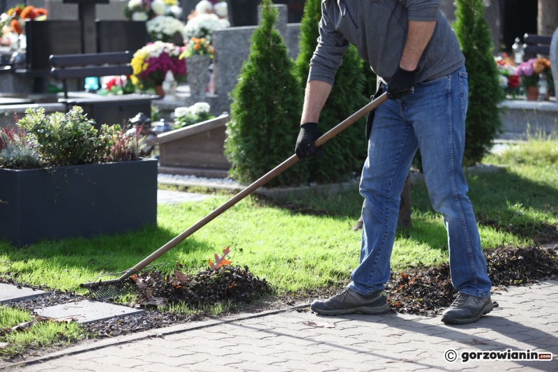 21/24 Tłum mieszkańców ruszył na cmentarz w Gorzowie