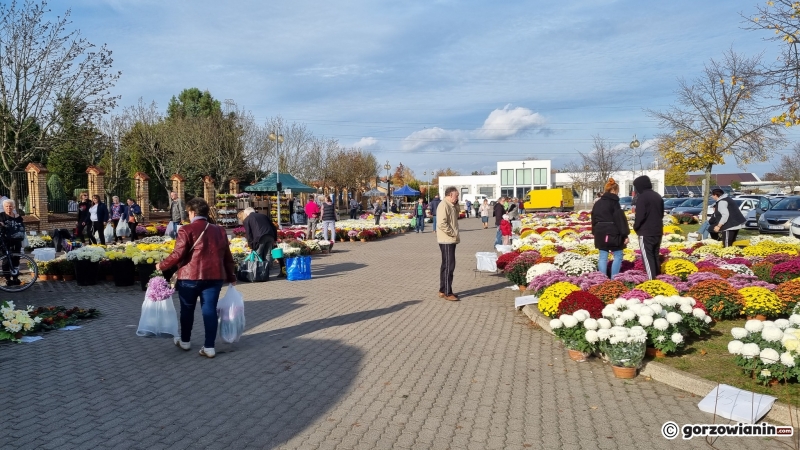 10/19 Stoiska z kwiatami przy cmentarzu w Gorzowie