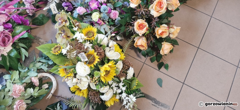 16/19 Stoiska z kwiatami przy cmentarzu w Gorzowie