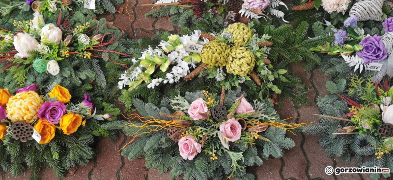 19/19 Stoiska z kwiatami przy cmentarzu w Gorzowie