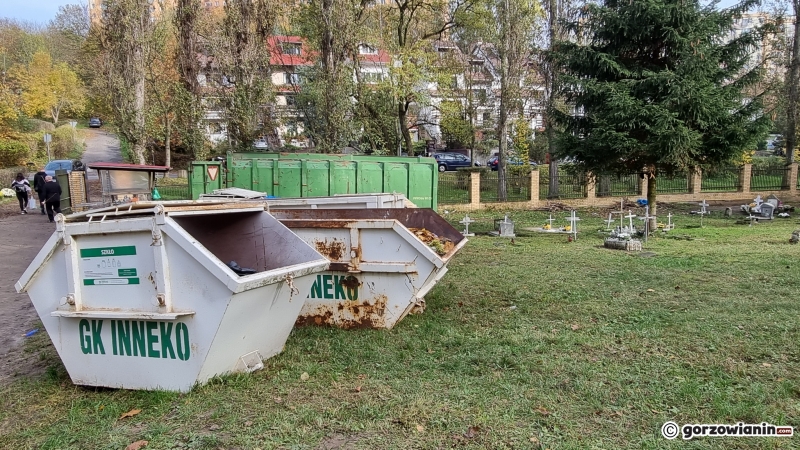 2/21 Hałdy śmieci zalegają na cmentarzu Świętokrzyskim