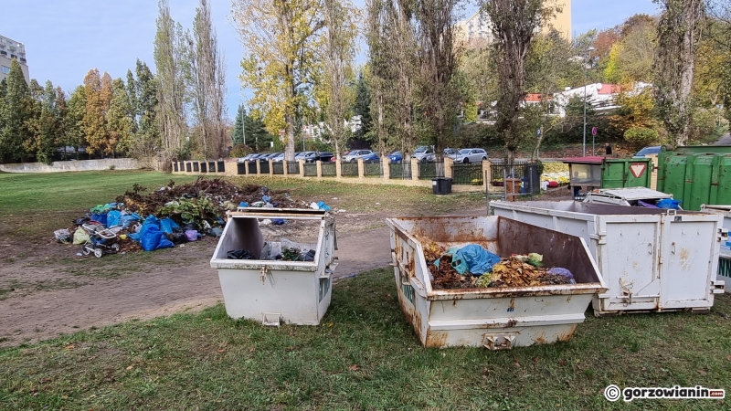 4/21 Hałdy śmieci zalegają na cmentarzu Świętokrzyskim