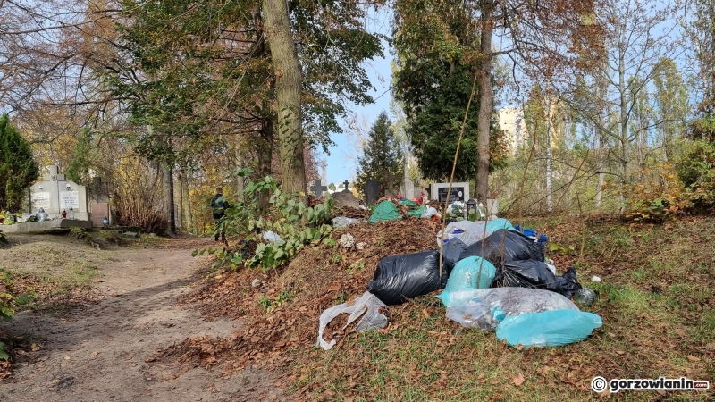 6/21 Hałdy śmieci zalegają na cmentarzu Świętokrzyskim