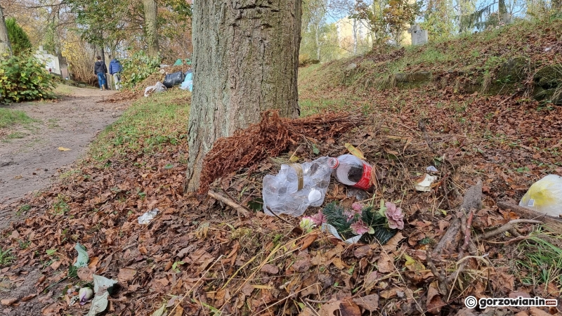 7/21 Hałdy śmieci zalegają na cmentarzu Świętokrzyskim
