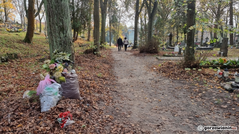 8/21 Hałdy śmieci zalegają na cmentarzu Świętokrzyskim