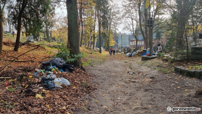 9/21 Hałdy śmieci zalegają na cmentarzu Świętokrzyskim