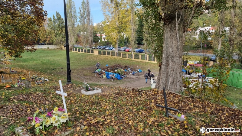 18/21 Hałdy śmieci zalegają na cmentarzu Świętokrzyskim