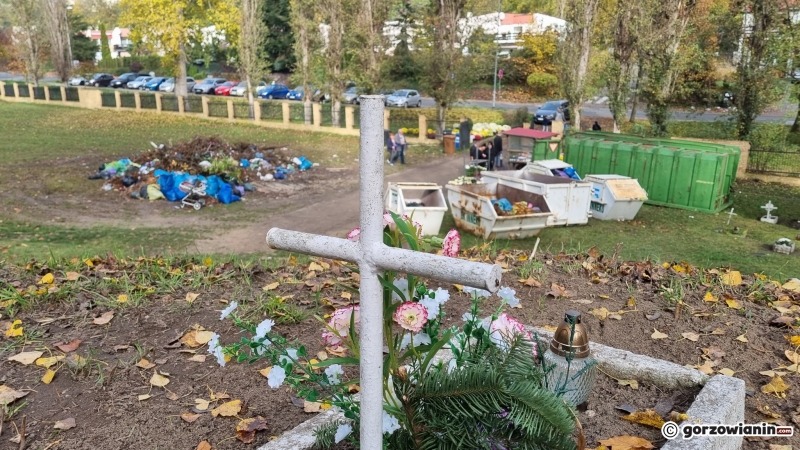 19/21 Hałdy śmieci zalegają na cmentarzu Świętokrzyskim