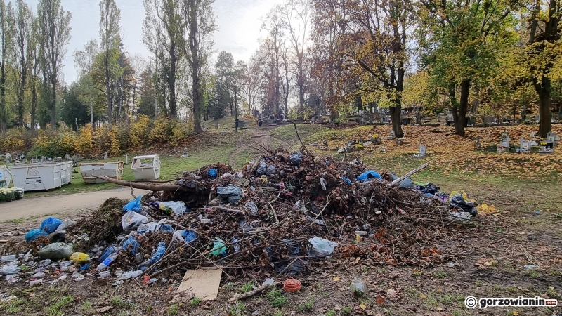 20/21 Hałdy śmieci zalegają na cmentarzu Świętokrzyskim