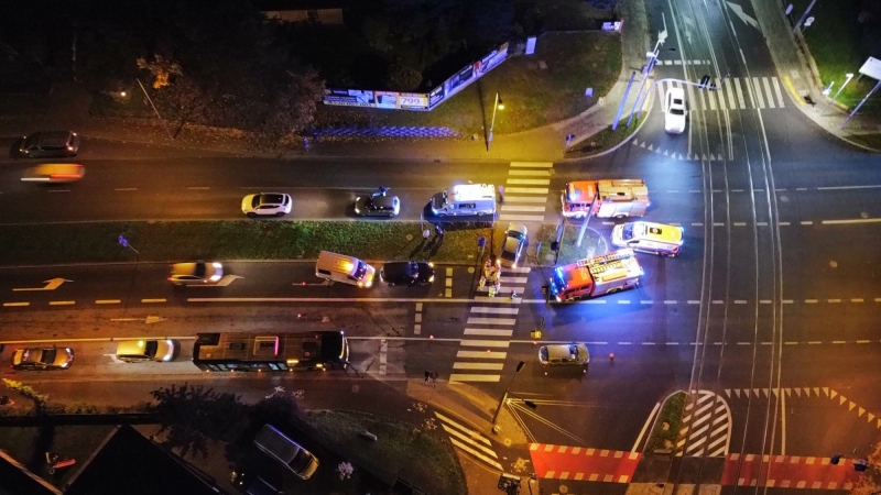 8/10 Pijany kierowca renault uderzył w BMW i nieoznakowany radiowóz 