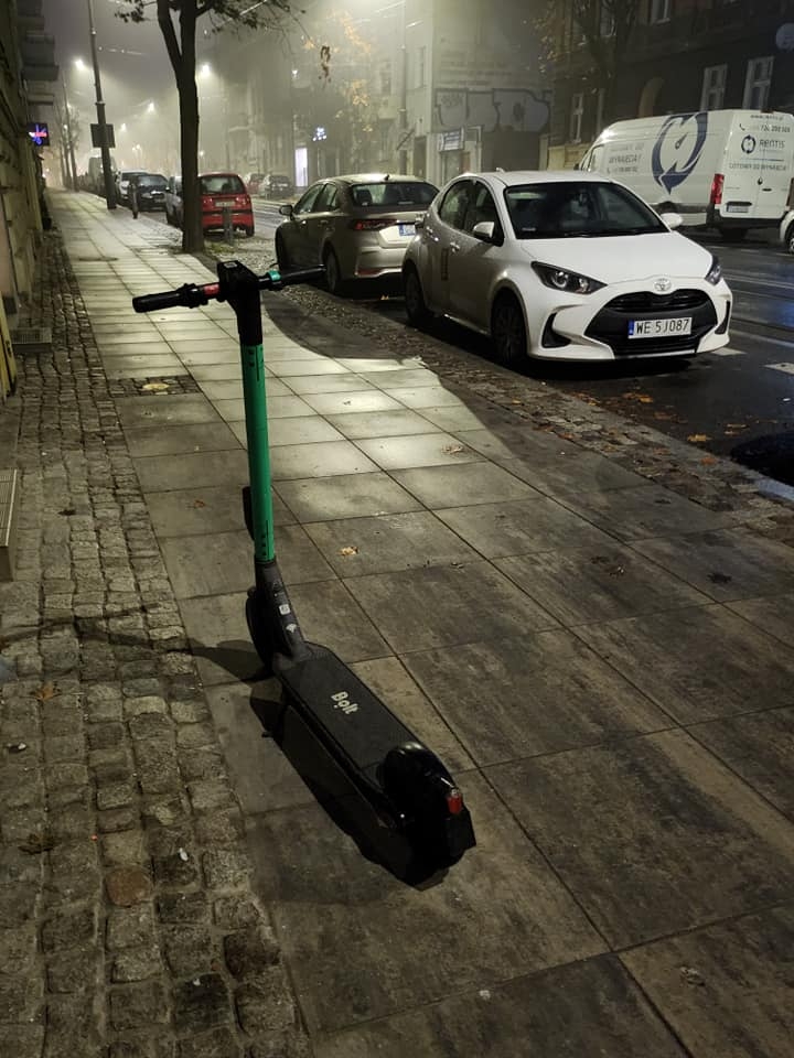 4/10 Hulajnogi pozostawione na ulicach i chodnikach Gorzowa