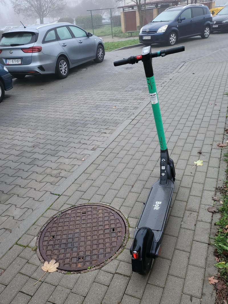 6/10 Hulajnogi pozostawione na ulicach i chodnikach Gorzowa
