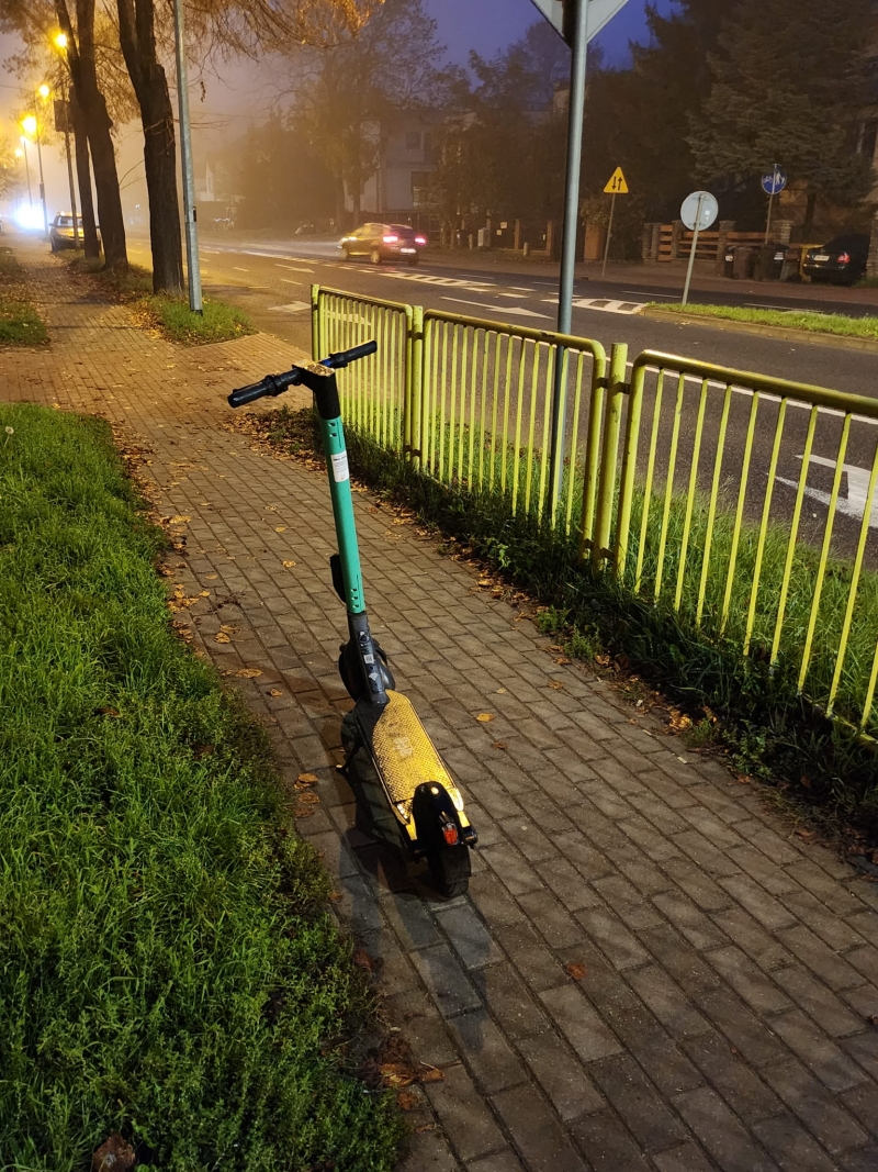 10/10 Hulajnogi pozostawione na ulicach i chodnikach Gorzowa