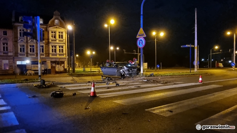 3/7 Kierujący rozbił volkswagena o sygnalizator