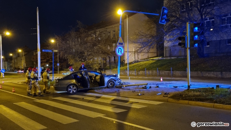 4/7 Kierujący rozbił volkswagena o sygnalizator