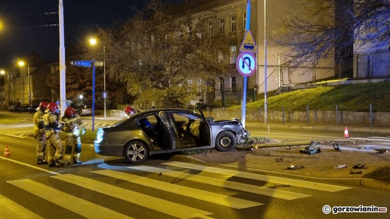 5/7 Kierujący rozbił volkswagena o sygnalizator