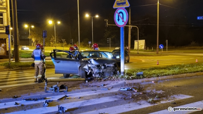 6/7 Kierujący rozbił volkswagena o sygnalizator