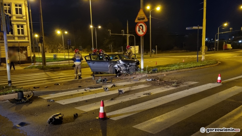 7/7 Kierujący rozbił volkswagena o sygnalizator