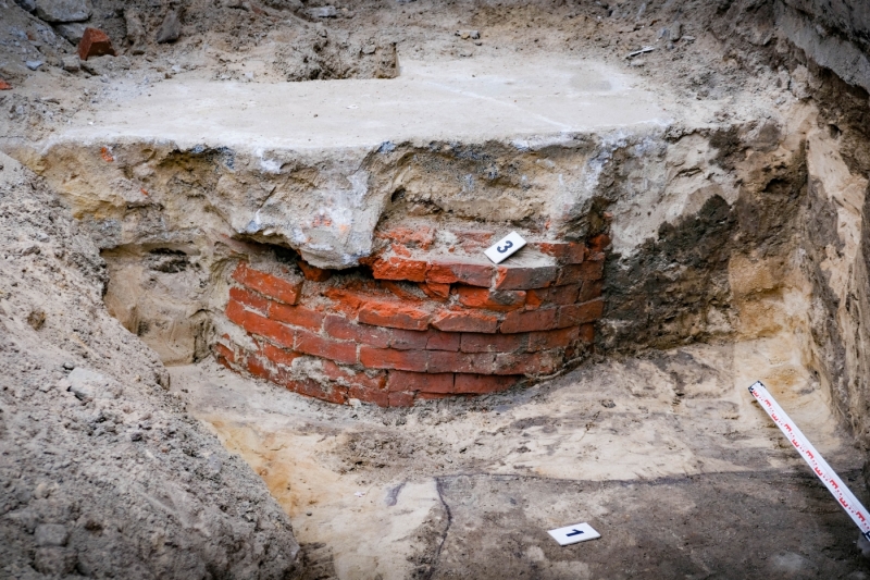 7/15 Pod budynkiem Przemysłówki odkryto trzy średniowieczne studnie