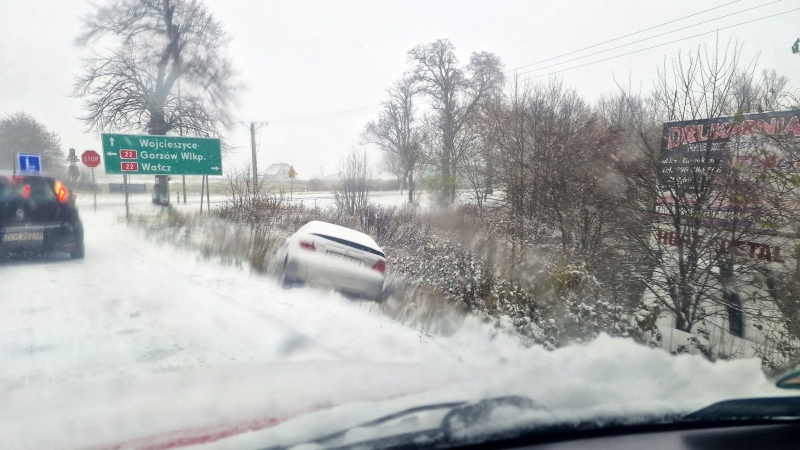6/12 Trudne warunki na drogach w Gorzowie. Są pierwsze zdarzenia