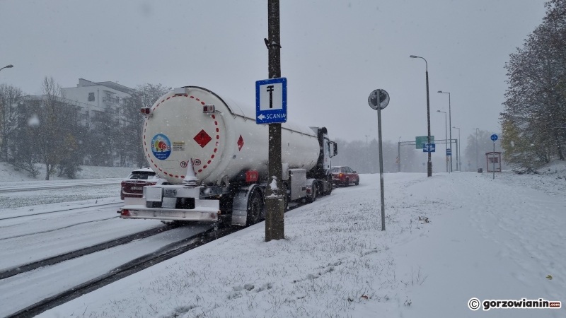 1/11 Kierowcy osobówek pomagali podjechać ciężarówce pod górkę