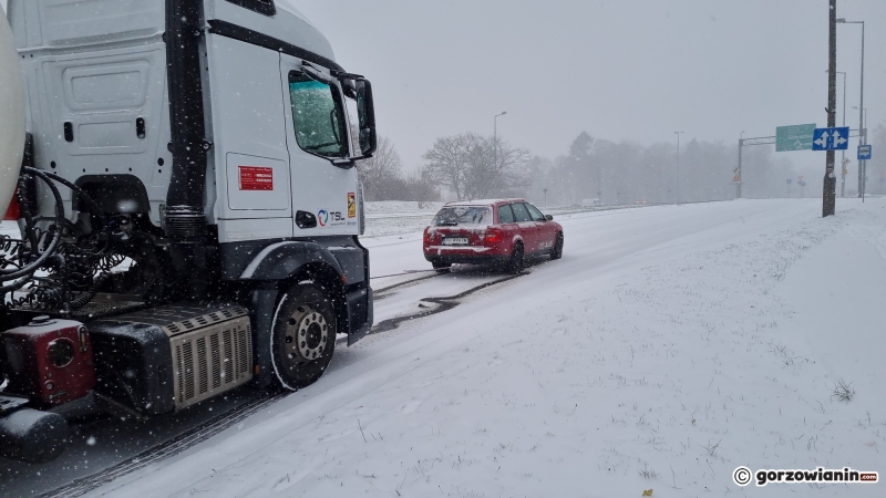 3/11 Kierowcy osobówek pomagali podjechać ciężarówce pod górkę