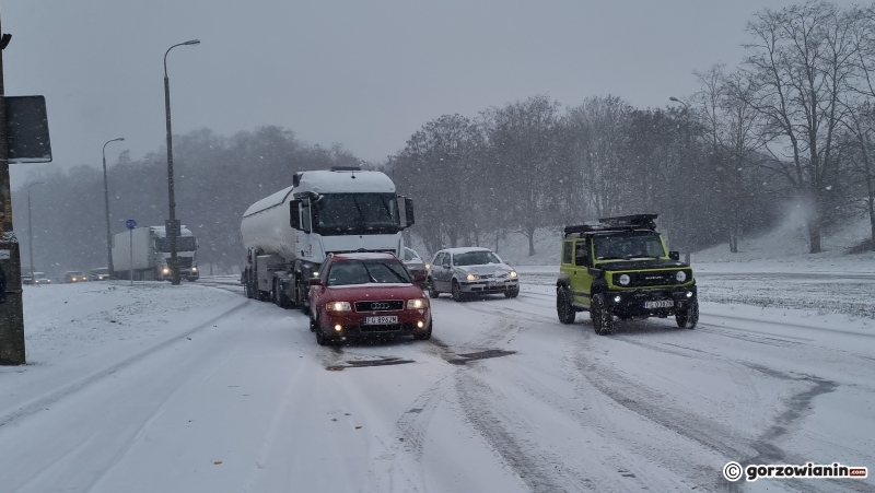 4/11 Kierowcy osobówek pomagali podjechać ciężarówce pod górkę