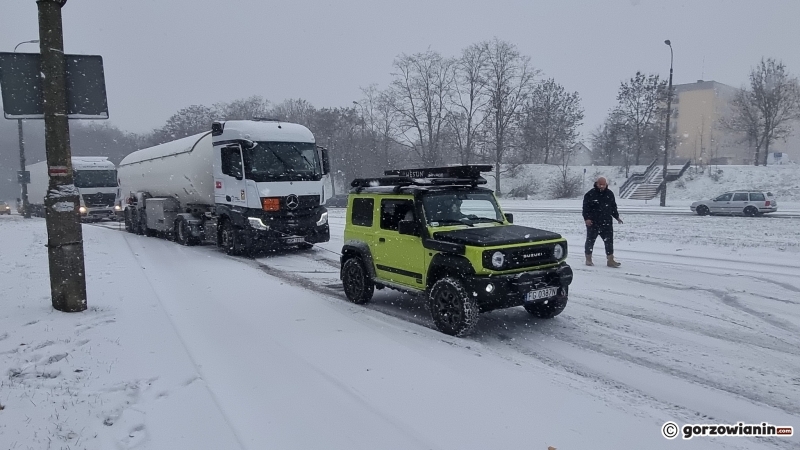 5/11 Kierowcy osobówek pomagali podjechać ciężarówce pod górkę