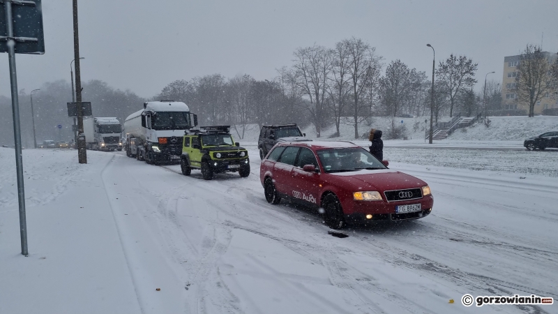 7/11 Kierowcy osobówek pomagali podjechać ciężarówce pod górkę