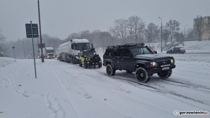 8/11 Kierowcy osobówek pomagali podjechać ciężarówce pod górkę