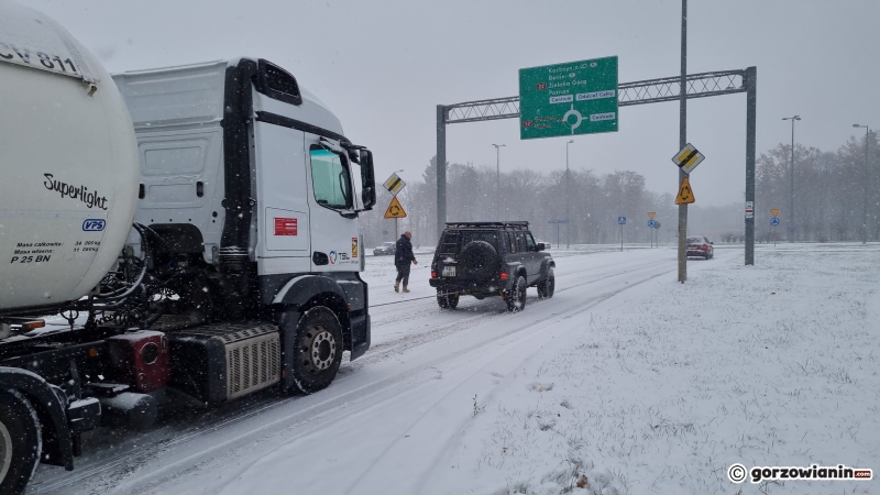10/11 Kierowcy osobówek pomagali podjechać ciężarówce pod górkę