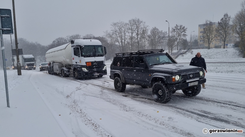 11/11 Kierowcy osobówek pomagali podjechać ciężarówce pod górkę