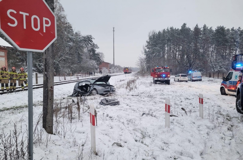 4/7 Kierujący alfą romeo wjechał pod pociąg w Trzebiszewie