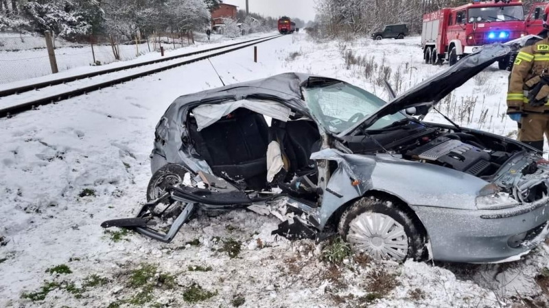 6/7 Kierujący alfą romeo wjechał pod pociąg w Trzebiszewie