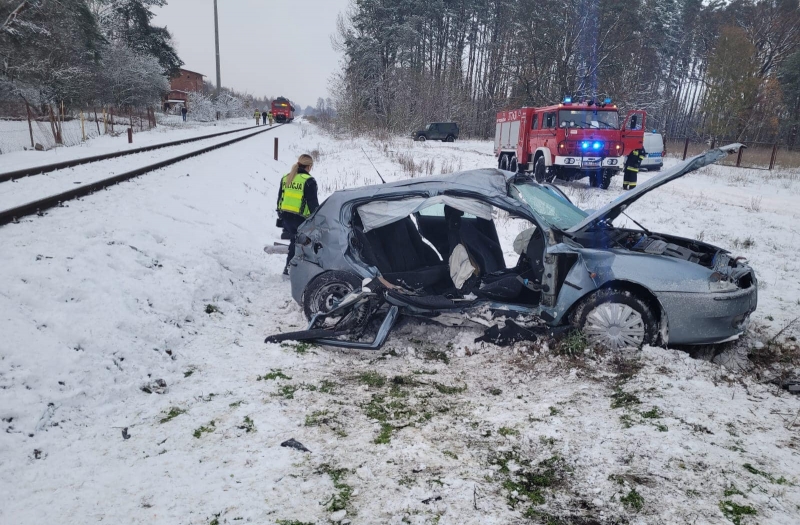 7/7 Kierujący alfą romeo wjechał pod pociąg w Trzebiszewie
