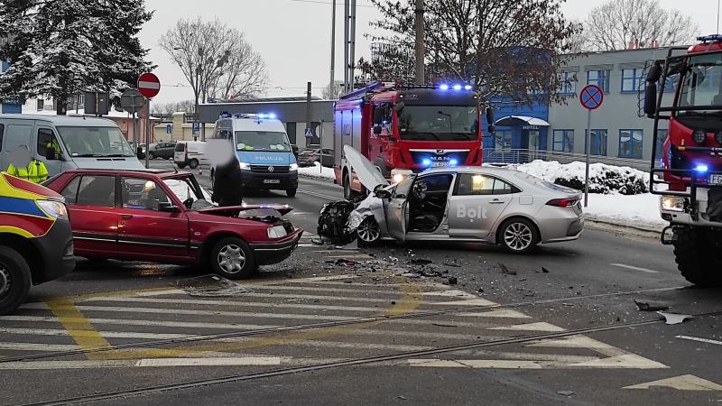 2/3 Zderzenie peugeota z toyotą koło dworca PKP