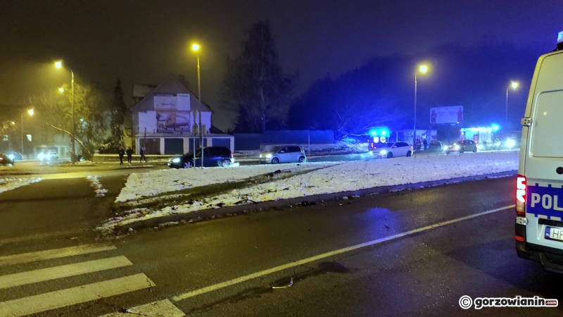 5/6 Przeleciał passatem przez pas zieleni. Zatrzymał się przy chodniku