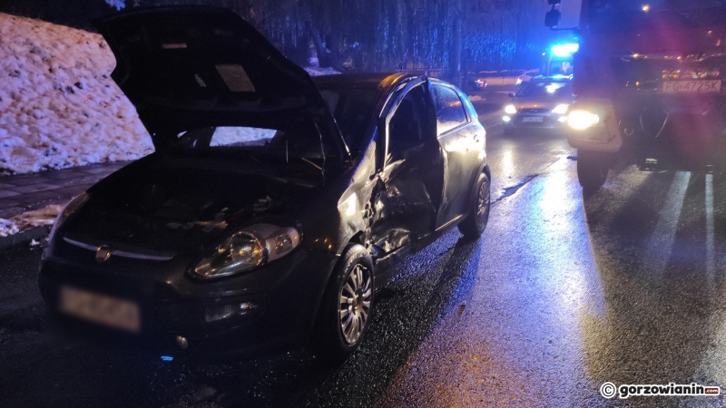 6/6 Przeleciał passatem przez pas zieleni. Zatrzymał się przy chodniku