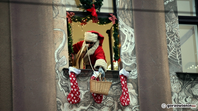 17/25 W Gorzowie ruszyło Okno św. Mikołaja