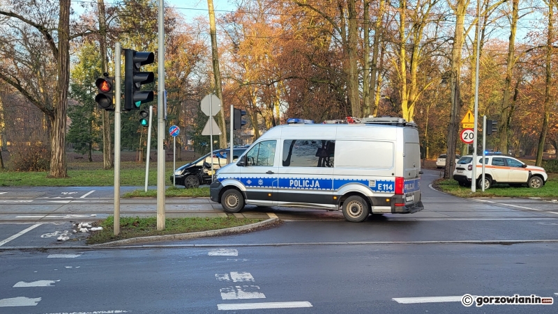 2/6 Kierowca forda wjechał pod tramwaj na Walczaka