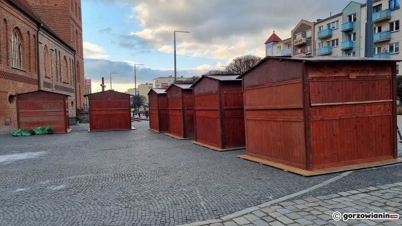 2/9 Montaż świątecznych stoisk na Starym Rynku