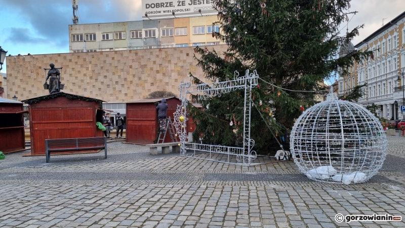 3/9 Montaż świątecznych stoisk na Starym Rynku