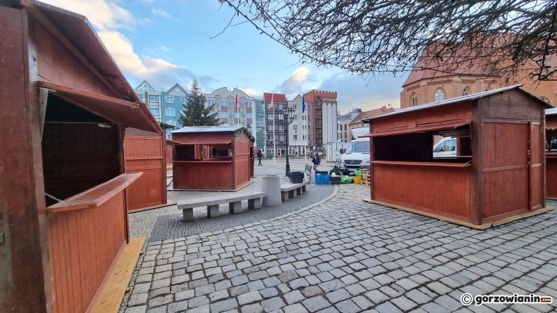 4/9 Montaż świątecznych stoisk na Starym Rynku