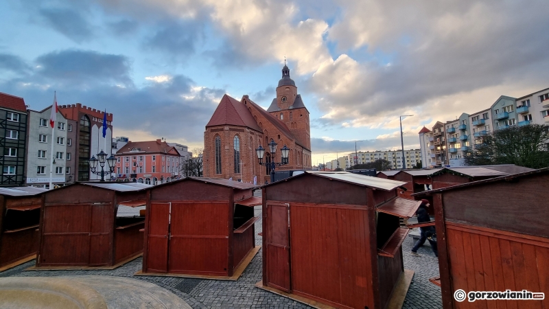 7/9 Montaż świątecznych stoisk na Starym Rynku