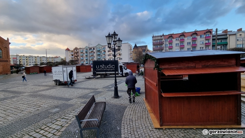 8/9 Montaż świątecznych stoisk na Starym Rynku