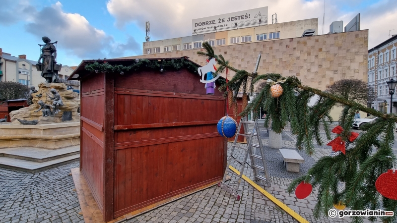 9/9 Montaż świątecznych stoisk na Starym Rynku