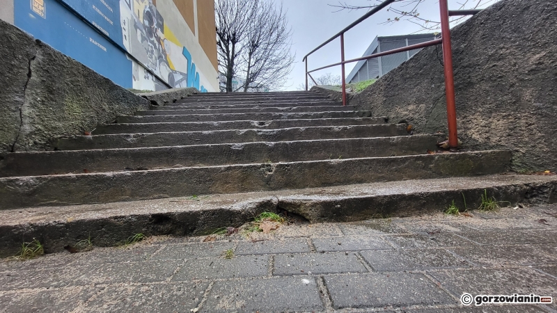 3/5 Zniszczone schody przy ul. Słonecznej