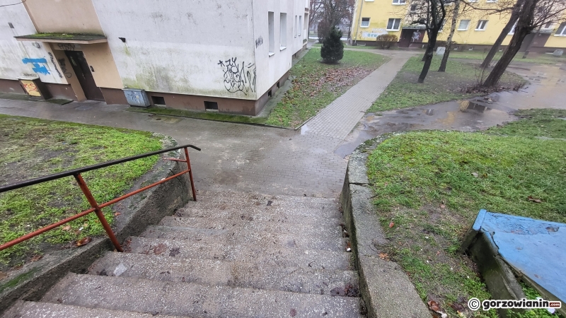 5/5 Zniszczone schody przy ul. Słonecznej
